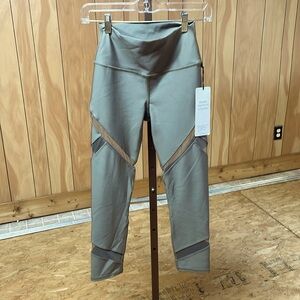 Alo yoga mesmerize capri